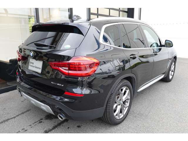 スタイリッシュなリアビュー。リアフォグランプを採用し、悪天候の走行時に後続のドライバーにし車両を示します。デザインだけではなく、安全面にも抜かりが無いBMWで駆け抜ける喜びを体感下さい。