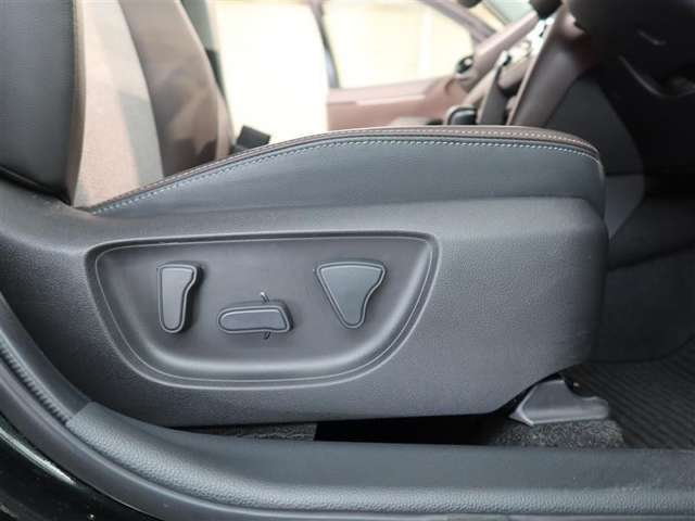 パワーシート搭載。微妙な調整が手軽にでき、ピッタリなポジションで運転することが可能です。