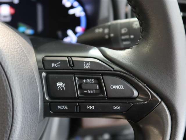 アダプティブクルーズコントロール機能付きです。走行中に先行車の様子を検知しながら、設定した車速の範囲内で先行車との距離のキープを支援します。詳細は販売店スタッフまでおたずねください。