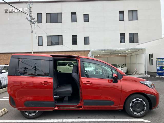 両側パワースライドドア付きだから、狭い駐車スペースなどでの 乗り降りラクラク！小さなお子さまのいるご家庭には嬉しい装備。