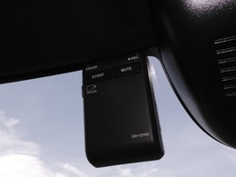 ◆ドライブレコーダー◆映像・音声などを記録する自動車用の装置です。　もしもの事故の際の記録はもちろん、旅行の際の思い出としてドライブの映像を楽しむことができます。