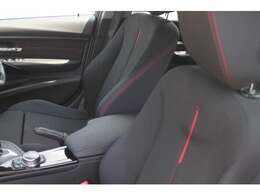 程よいホールド感のシートにもレッドラインのスポーティなアクセントが。