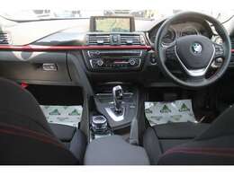 スポーツグレード専用デザインのインテリア、ブラック基調のシートやウッドパネルの間にレッドのラインが印象的。