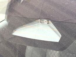 【トヨタセーフティセンス】走行中に前方の車両等を認識し、衝突しそうな時は警報とブレーキで衝突回避と被害軽減をアシスト。より安全にドライブをお楽しみいただけます。