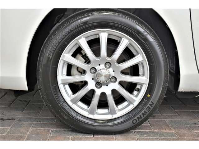 社外15インチアルミ、タイヤサイズは175/65R15です。