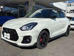 全方位モニター用カメラ装着車（メーカーオプション）前後左右の4つのカメラで車両周辺の映像を映し出します。全方位モニター対応純正ナビゲーションの装着で、クルマを真上から見たような映像などを映し出す