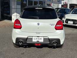 一般保証は、初年度登録より3年、又は走行6万キロ以内。特定保証は、初年度登録より5年、又は走行10万キロ以内です。一般保証と特定保証の対象部品など、詳細はお気軽にご質問下さい。