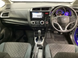 車内は光触媒抗菌消臭施工済です。インパネ周りはスタイリッシュなデザインです。グローブボックスやカップホルダーのほかにトレーなどたくさんの収納スペースが付いています。