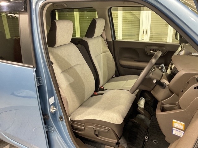 乗降がしやすい運転席。高さが調節できて小柄な方でもベストポジションをとることができます。