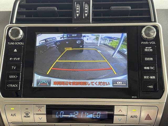 【カラーバックモニター】を装備しております。リアの映像がカラーで映し出されますので日々の駐車も安心安全です。