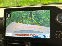 【バックカメラ】駐車時に後方がリアルタイム映像で確認できます。大型商業施設や立体駐車場での駐車時や、夜間のバック時に大活躍！運転スキルに関わらず、今や必須となった装備のひとつです！