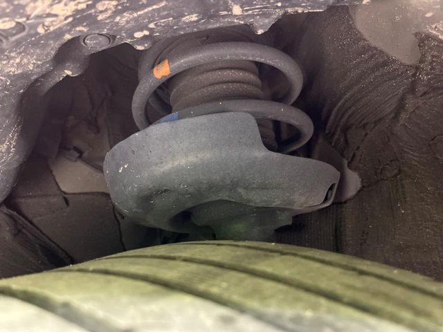 お車を安心してお乗りいただく為には、足回りの定期点検が欠かせません。サービスサポート（有償保証）では無料点検もご提供しており、安心のカーライフをお過ごしいただけるサポート体制が整っています。