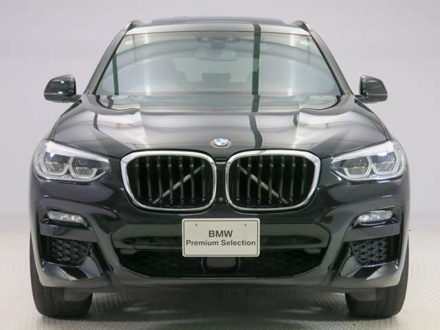 ♪BMWの代名詞といえるキドニー・グリル、一目でそれと分かる精悍な顔立ち。ホフマイスターキンクやキャラクターラインと呼ばれる側面デザインにより前傾姿勢を強調したスタイルは、走りを重視したBMWならでは