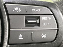 【アダプティブクルーズコントロール】高速道路での長距離走行が楽に！！自動で速度を保つクルーズコントロールが、衝突軽減システムと連携し、前方の車両を感知して車間を保つように速度調節してくれます！！