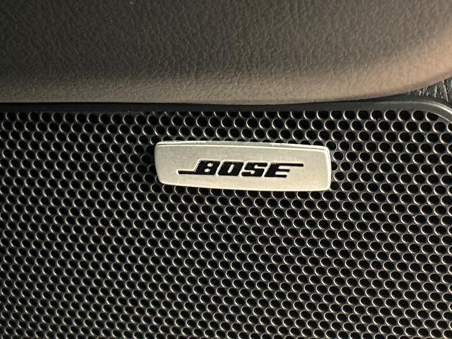 【BOSEサウンドシステム】メーカーオプションの高品位サウンドシステムを搭載。専用のチューニングが施された大小様々なスピーカーから良質なサウンドが奏でられ、臨場感あふれる音響空間を演出します。