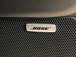 【BOSEサウンドシステム】メーカーオプションの高品位サウンドシステムを搭載。専用のチューニングが施された大小様々なスピーカーから良質なサウンドが奏でられ、臨場感あふれる音響空間を演出します。