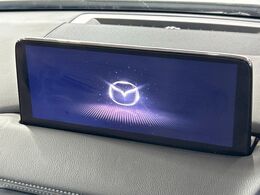 【10.25インチマツダコネクト】車内の雰囲気にマッチした大型ディスプレイ。スマホ接続でのナビ使用やBluetooth再生等、様々な機能が楽しめます。直感的なダイヤル操作が可能で、使い勝手も良好です。