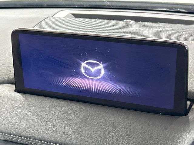 【10.25インチマツダコネクト】車内の雰囲気にマッチした大型ディスプレイ。スマホ接続でのナビ使用やBluetooth再生等、様々な機能が楽しめます。直感的なダイヤル操作が可能で、使い勝手も良好です。