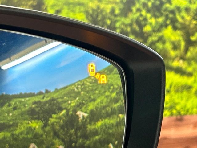 【ブラインドスポットモニタリング】走行中、ドアミラーの死角になりやすい箇所に後続車が接近するとサイドミラー付近に警告を表示、ドライバーに注意喚起をしてくれます。