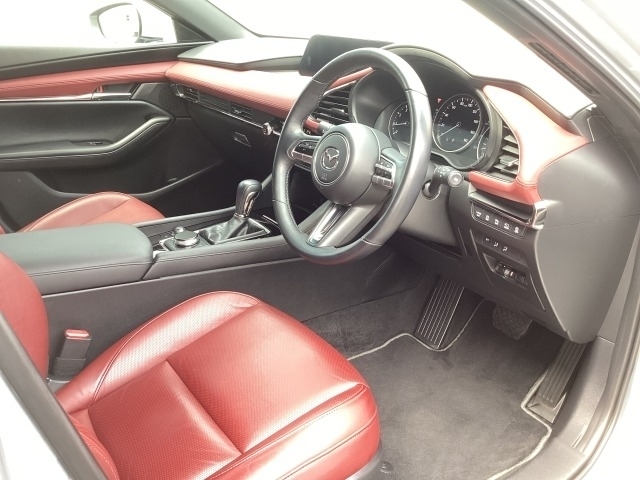 こちらのお車は本革シート仕様の車で色はバーガンディーとなっております。シートには使用感が多少ございますが綺麗な状態となっております。