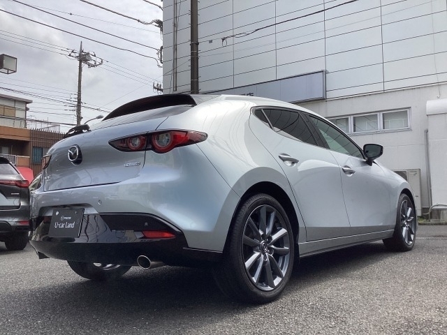 丸形のテールランプを採用しており、一目でMAZDA3とわかります！こちらの車両はAWD仕様ですので、バッヂも付いております。