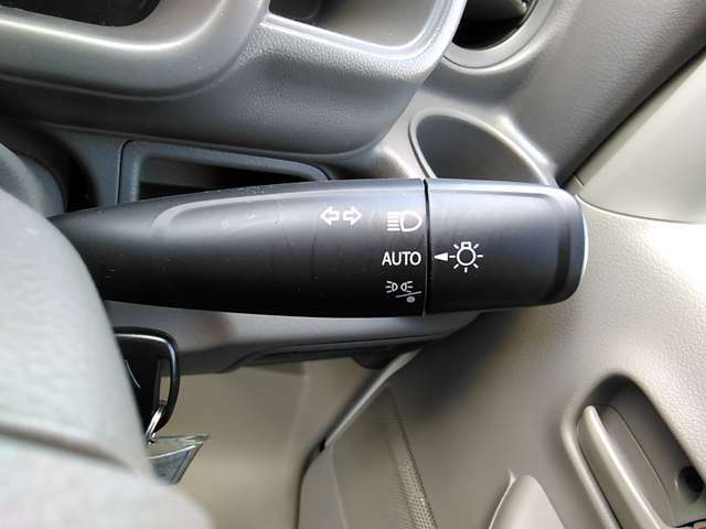 オートライトは明るさを感知して自動でライトを点けてくれるので、夕暮れ時の運転も安心です！