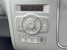 【オートエアコン】一度お好みの温度に設定すれば、車内の温度を検知し風量や温度を自動で調整。暑い…寒い…と何度もスイッチ操作をする必要はありません。快適な車内空間には必須の機能ですね♪