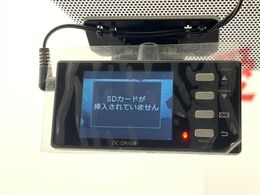 【ドライブレコーダー】安心・安全なカーライフに必須のドライブレコーダーを装備！走行中はもちろん、あおり運転や事故に遭遇した際の状況も映像で記録し、万一のリスクに備えます。