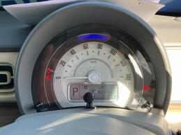 メーターパネルはホワイト加飾が施されたオシャレでシンプルなデザイン！