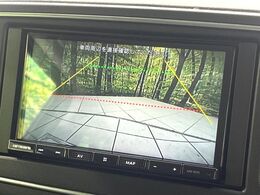 【バックカメラ】駐車時に後方がリアルタイム映像で確認できます。大型商業施設や立体駐車場での駐車時や、夜間のバック時に大活躍！運転スキルに関わらず、今や必須となった装備のひとつです！