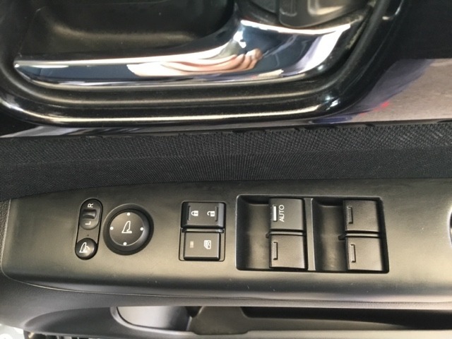 電動格納式リモコンドアミラーと、パワーウィンドウマスタースイッチ等は運転席ドアにあります。