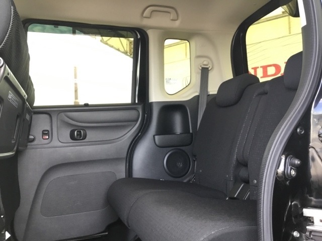 ホンダ独自の技術、センタータンクレイアウトにより、軽自動車とは思えない室内空間です。