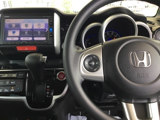 ドライブの必需品。見やすい・使いやすいHonda純正のメモリーナビを搭載。