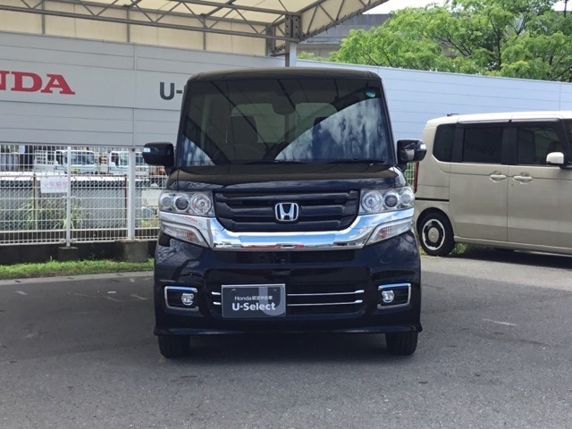 お客様に安全で快適なカーライフをお送りいただくために、中古車にも高いレベルの品質基準を設け、その基準に従って、全ての中古車について納車前整備を実施しています。