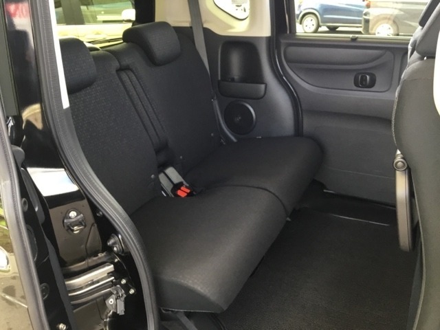 狭い駐車場でも、スライドドアならチャイルドシートへのお子さまの乗降や荷物の積載もスムーズ。