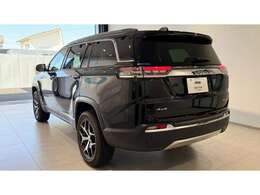 ジープコマンダーの堂々とした後ろ姿！一目でジープだとわかるかっこいいデザインです！