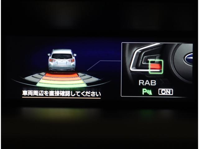後退時、衝突の可能性がある場合は、段階的に注意を喚起。回避操作がない場合はブレーキ制御を行い、衝突回避をサポートする後退時ブレーキアシスト付です！