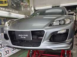 リフトアップした正面からのフロントバンパー。走行時の空気が良く入り冷却してくれます。