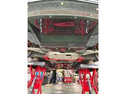 フロントから見た下廻りになります。オートエグゼのボディ強化パーツ多数装着されています。