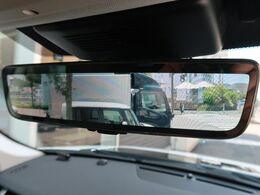車体に装備したカメラによる後方映像が、ルームミラーに映し出されます。後席に人が座っていても、ラゲッジスペースに荷物を満載していても、車両後方の様子をはっきりと確認できます。
