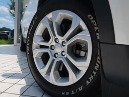 18インチ5スプリットスポークホイール装備！力強さと重厚感を感じさせる立体感のあるスポーク、車体全体のバランスを考慮した洗練されたデザイン性でディスカバリースポーツの魅力を際立たせます！