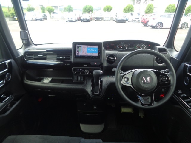 大きなフロントガラスで広々とした視界の運転席まわりです。