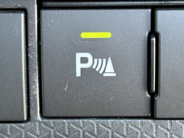 【パーキングセンサー】周囲の障害物に近づくと、ブザーでお知らせして、衝突回避をサポートします！駐車時や、狭い道での走行の際に便利です。