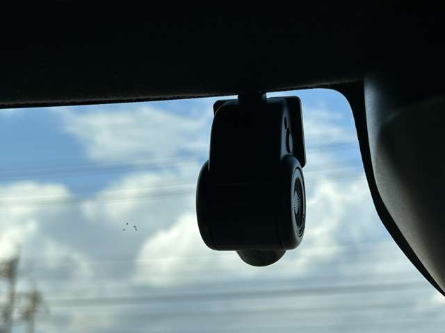 【ドライブレコーダー】映像・音声などの運転中の記録を残します。事故などを起こした起こされた時の証拠になりえますので、もしも時でも安心ですね。