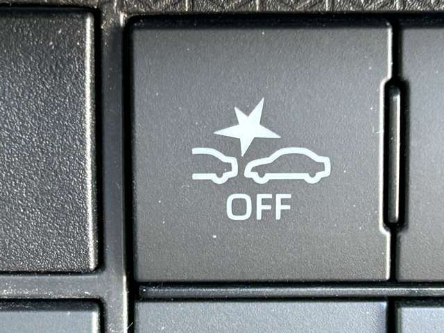 【衝突軽減ブレーキ（CMBS）】衝突するおそれが高い場合、音と光で注意して強いブレーキングを行い、衝突回避・被害軽減を支援します。機能には限界があるためご注意ください。