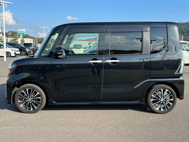 【左】お車を左から見るとこのような感じです。ヘッドライトの形や、エアロなどの装備品を確認できます。