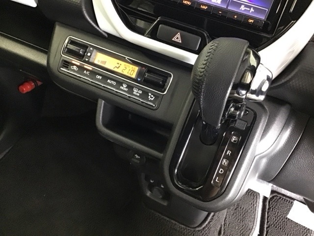 発進時から滑らかに加速する無段階変速のCVTはストップ/ゴーの多い街の中も快適です