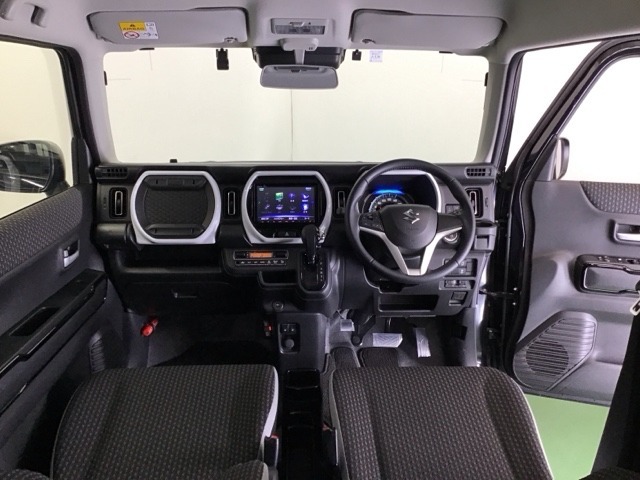 パーキングブレーキはフット式なので運転席と助手席の間はすっきり、移動も楽々です。さっと手が届く位置にATセレクトレバーやエアコンスイッチなどがあり操作性に優れています