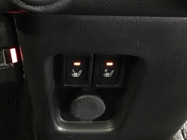 運転席/助手席シートヒーターで寒い日もすぐに温かくなり快適に過ごせます