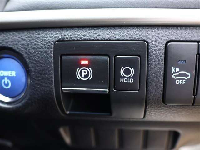 パーキングブレーキの作動と解除がスイッチで操作可能。シフトを「P」ポジションに入れると自動で作動、ブレーキを踏みながら「D」など「P」ポジション以外にすると解除されるオート機能付です。